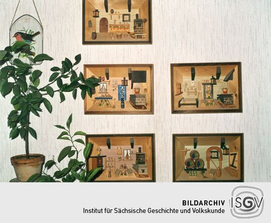 Reliefartige Holzbilder in Seiffen