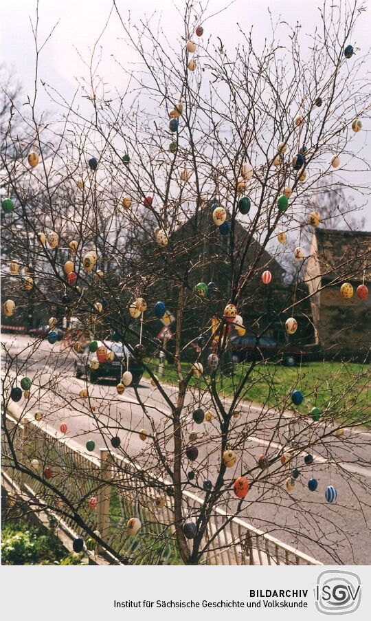 Osterschmuck im Garten