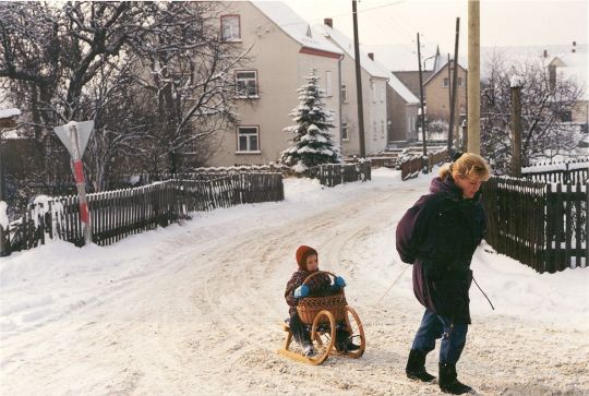 Dorfstraße in Leppersdorf im Winter