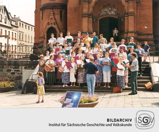 Kirchenchor vor der Stadtkirche in Mylau