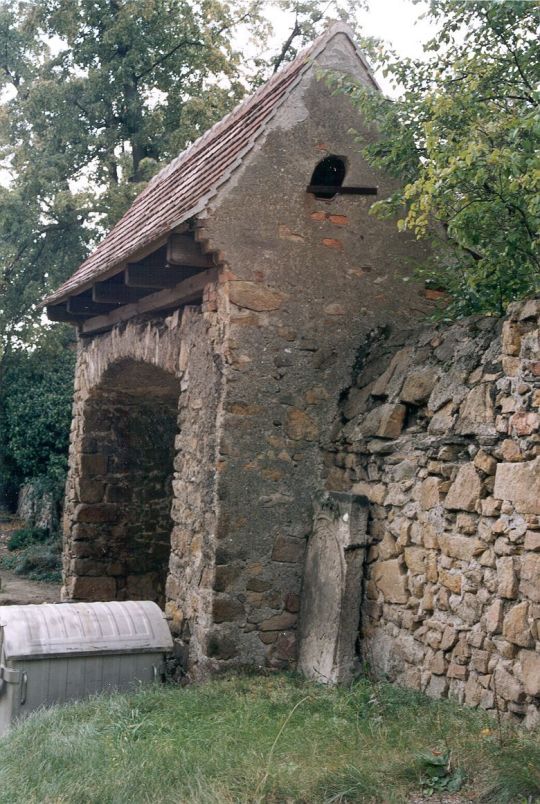 Kirchmauer mit Tor in Niederseifersdorf