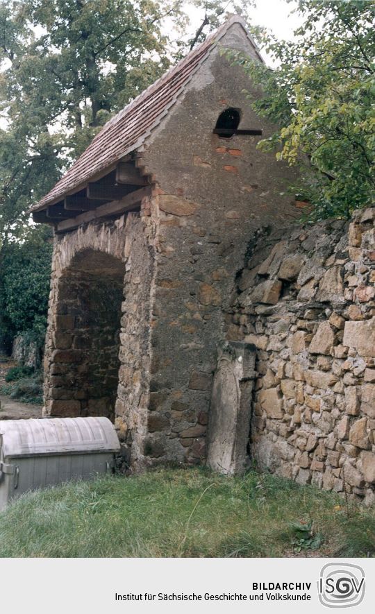 Kirchmauer mit Tor in Niederseifersdorf