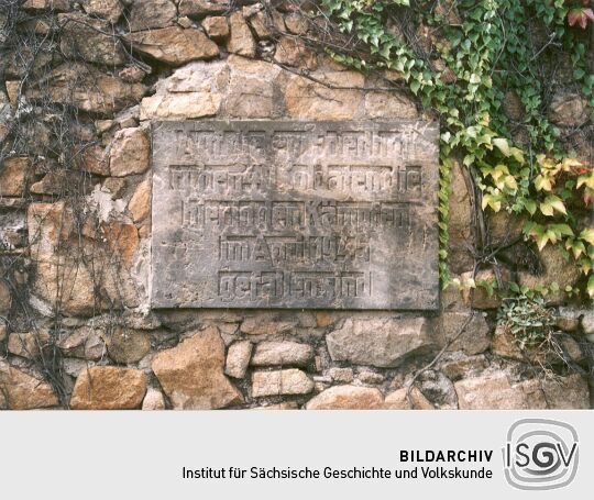 Gedenktafel in der Niederseifersdorfer Kirchhofsmauer