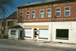 Bild: Wohnhaus mit Ladengeschäft in Schleife