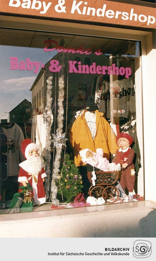 Weihnachtlich geschmücktes Schaufenster in Weißwasser