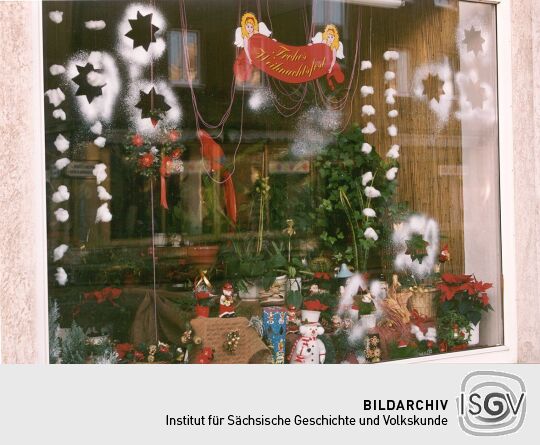 Weihnachtlich geschmücktes Schaufenster in Weißwasser