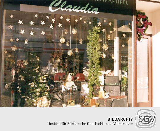 Weihnachtlich geschmücktes Schaufenster in Weißwasser