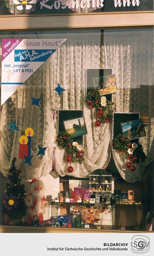 Weihnachtlich geschmücktes Schaufenster in Bad Muskau