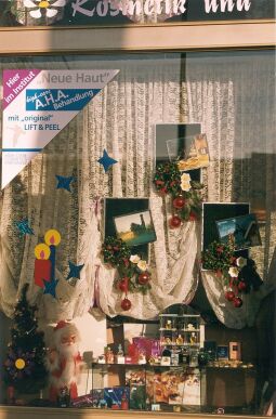 Bild: Weihnachtlich geschmücktes Schaufenster in Bad Muskau