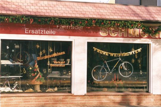 Weihnachtlich geschmücktes Schaufenster in Weißwasser