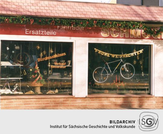 Weihnachtlich geschmücktes Schaufenster in Weißwasser