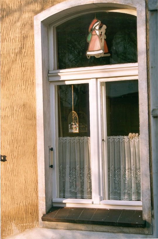 Weihnachtlich geschmücktes Fenster in Krauschwitz