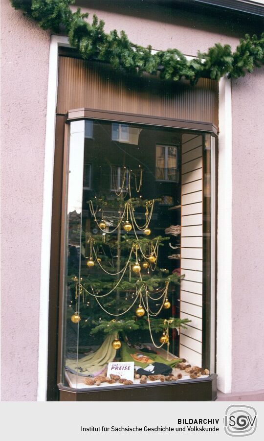 Weihnachtlich geschmücktes Geschäft in Weißwasser