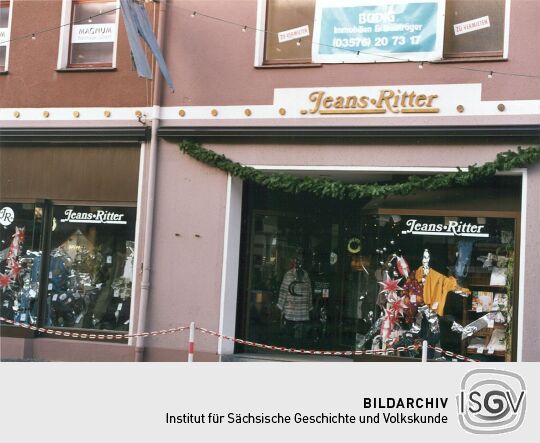 Weihnachtlich geschmücktes Geschäft in Weißwasser