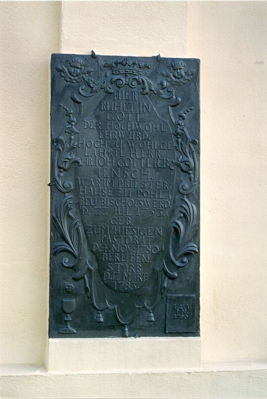 Gedenktafel an der Außenwand der Nochtener Kirche