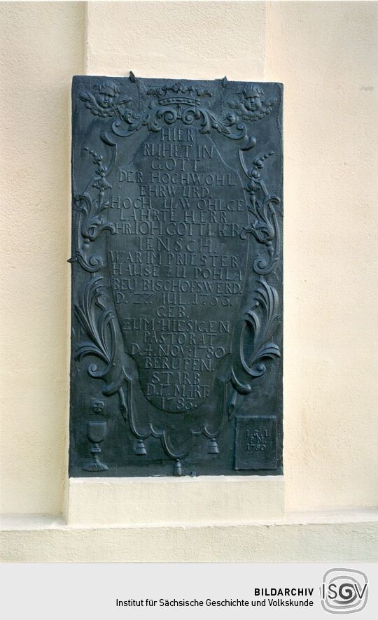 Gedenktafel an der Außenwand der Nochtener Kirche