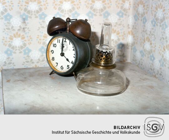 Wecker und Petroleumlampe