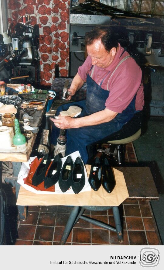 Schuhmacher bei seiner Arbeit