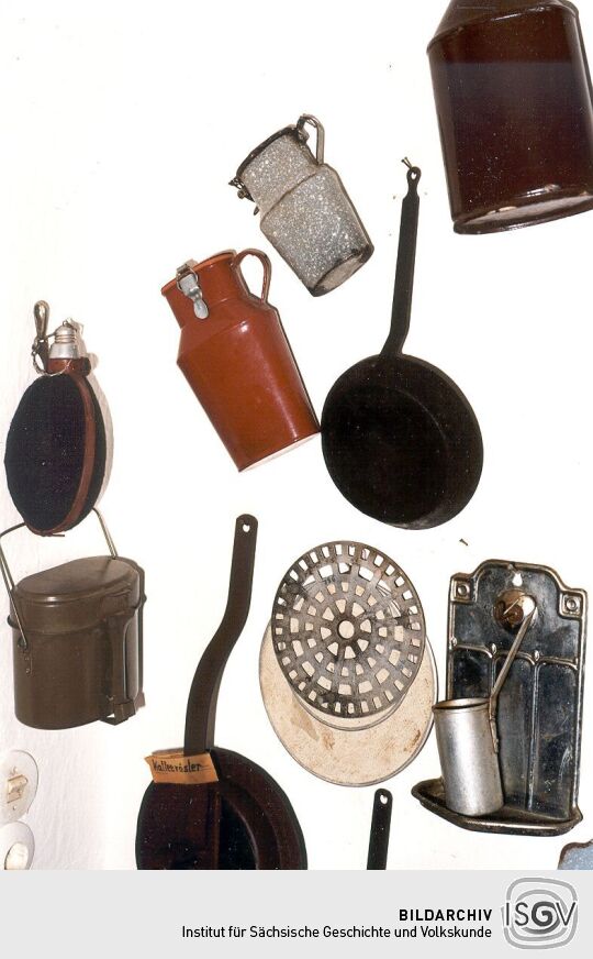 Tiegel, Krüge und Wassermaß in der Heimatstube Polenz