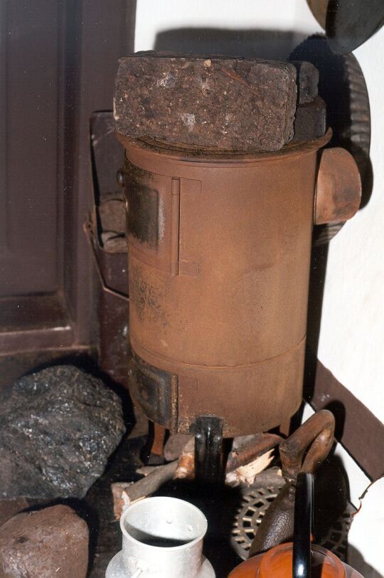Blechofen mit Naßpreßkohle