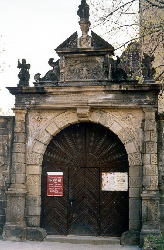 Portal zum Kirchhof in Röderau