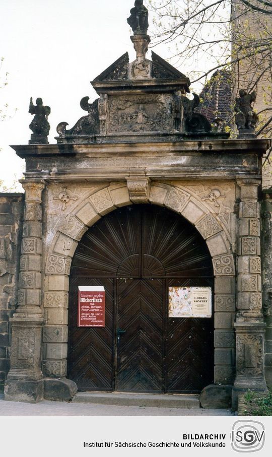 Portal zum Kirchhof in Röderau