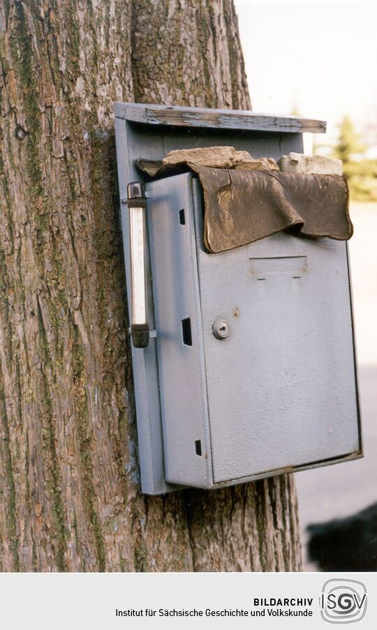 Breitenau Briefkasten am Baum