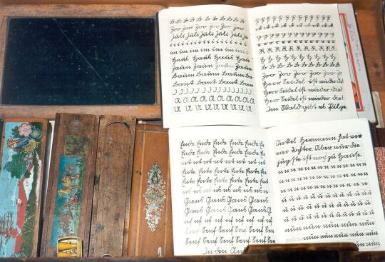 Schreibhefte und Schieferkästel von 1927