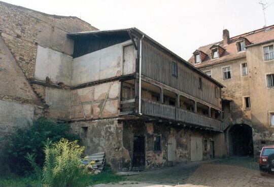 Innenhof mit Laubengang eines Wohnhauses