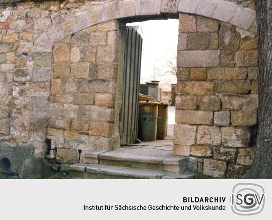 Zugesetzte Hofeinfahrt eines ehemaligen Bauernhofes