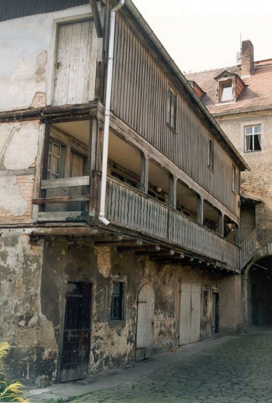 Laubengang im Innenhof eines Wohnhauses in Dohna