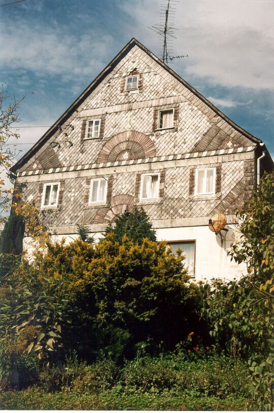 Wohnhaus mit verschiefertem Giebel in Ottendorf