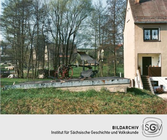 Pflug neben einem Wohnhaus in Lauterbach