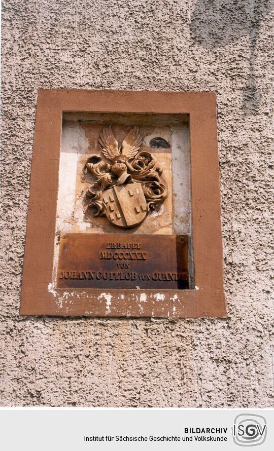 Wappen und Gedenktafel am Torhaus in Dittersbach
