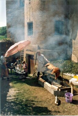 Bild: Grill zum Burgfest auf Schloß Kuckuckstein