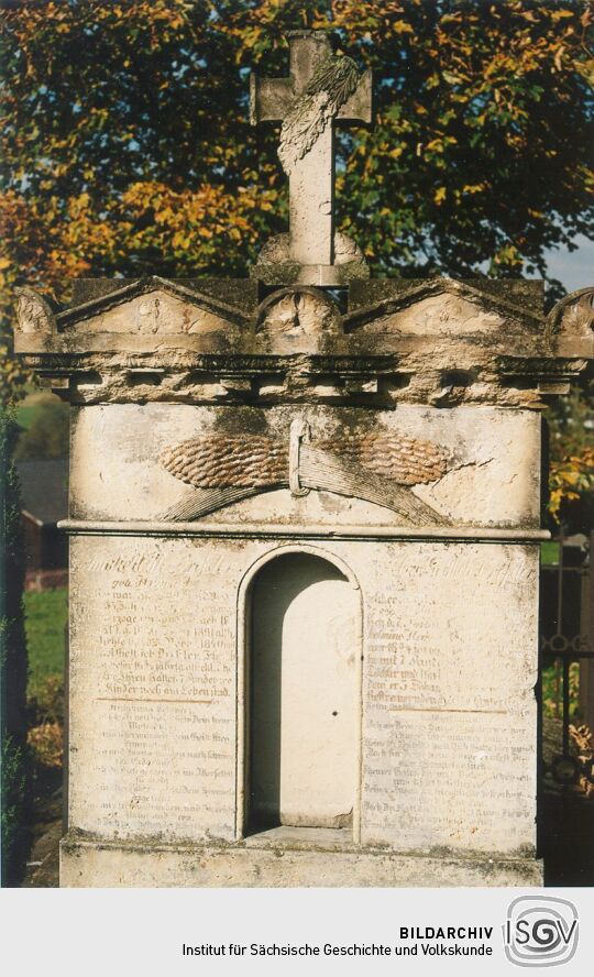 Grabstein auf dem Friedhof in Hinterhermsdorf