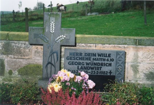 Grabstein auf dem Friedhof in Langenwolmsdorf