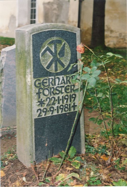 Grabstein auf dem Friedhof in Langenwolmsdorf