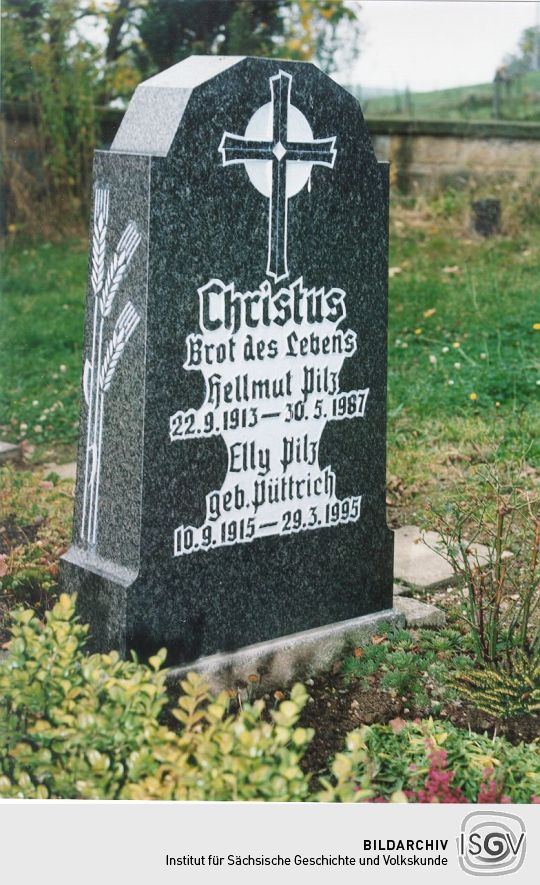 Grabstein auf dem Friedhof in Langenwolmsdorf