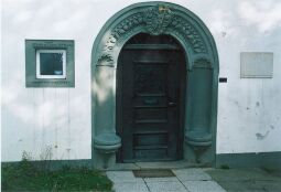 Bild: Eingangsportal der Pfarre in Neustadt