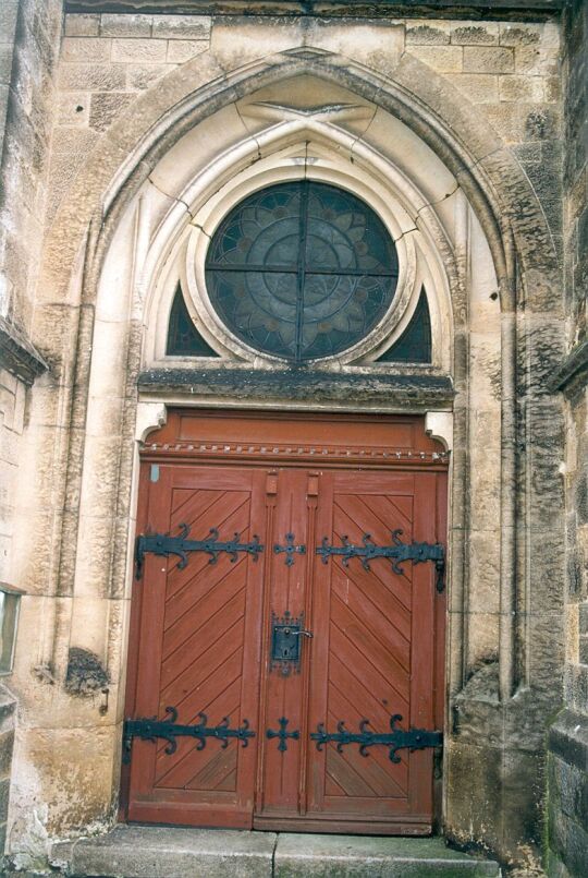 Kirchportal mit Türbeschlägen in Bahretal