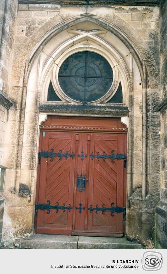 Kirchportal mit Türbeschlägen in Bahretal