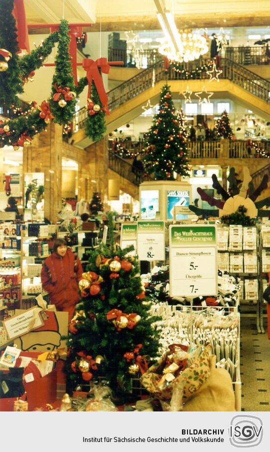 Weihnachtlich geschmücktes Kaufhaus in Görlitz