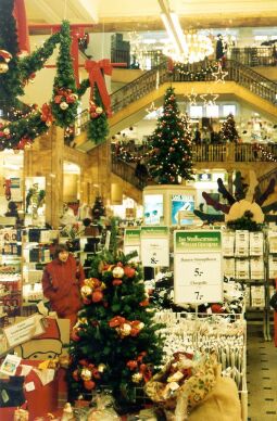 Bild: Weihnachtlich geschmücktes Kaufhaus in Görlitz