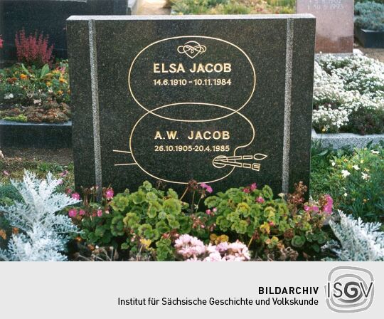 Grabstein auf dem Hinterhermsdorfer Friedhof