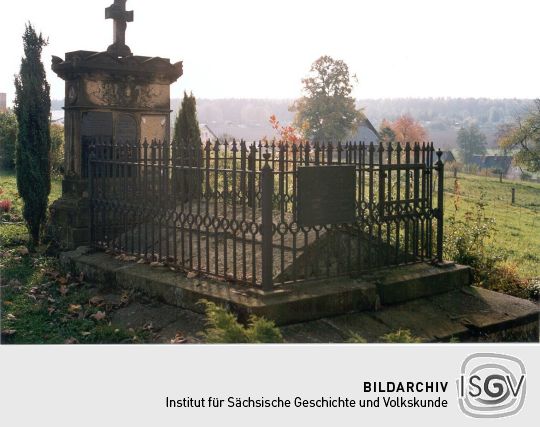 Familiengab mit Gruft auf dem Hinterhermsdorfer Friedhof