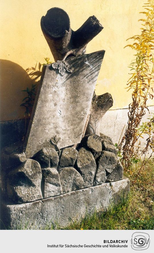 Grabstein an der Kirchenwand in Hinterhermsdorf