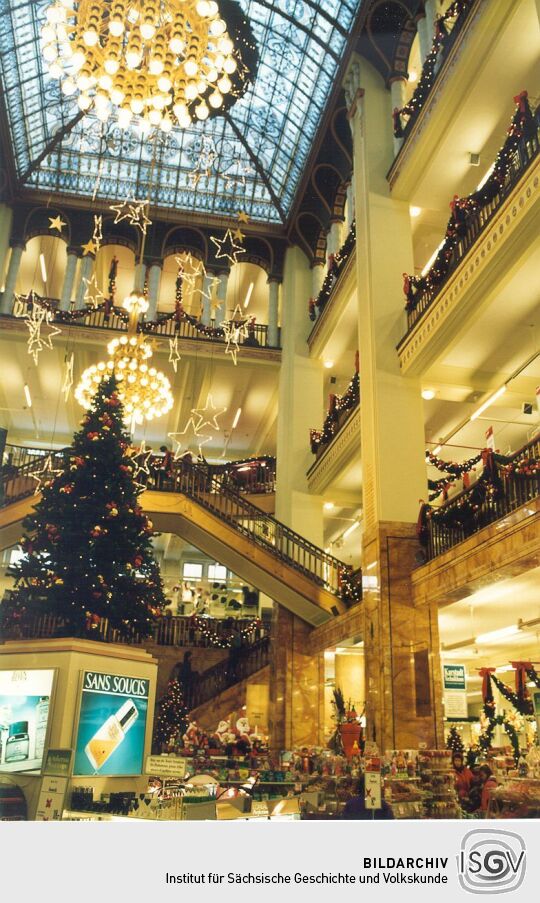 Weihnachtlich geschmücktes Kaufhaus in Görlitz