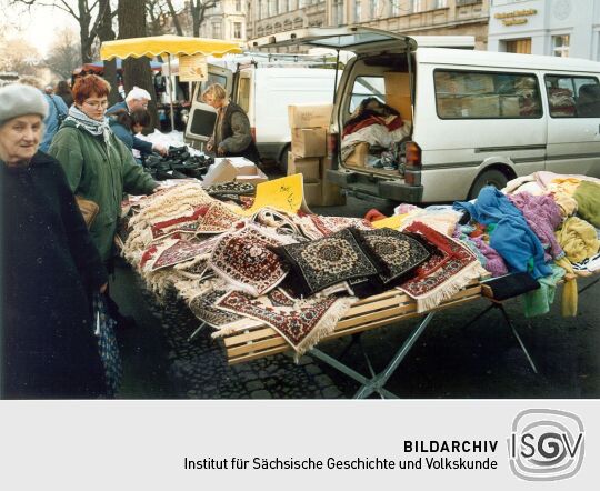 Teppichstand auf dem Wochenmarkt in Görlitz