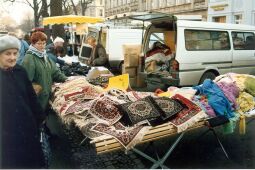 Bild: Teppichstand auf dem Wochenmarkt in Görlitz